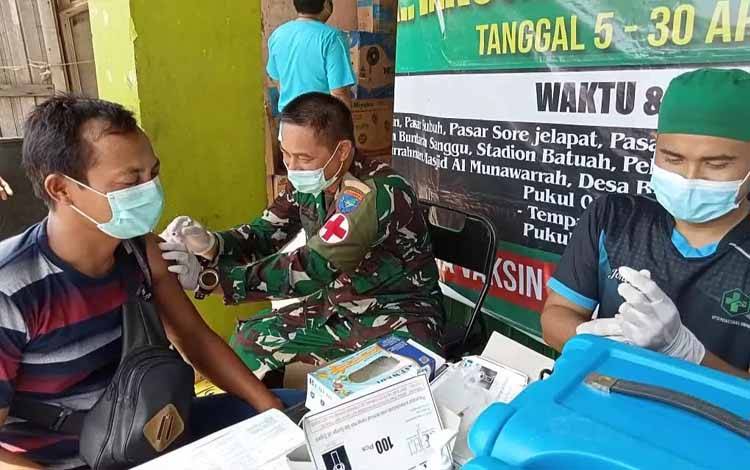 Kodim Buntok Gelar Serbuan Vaksinasi Covid-19 di Pasar Ampah
