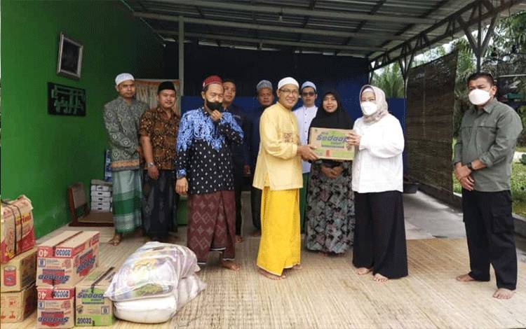 Safari Berbagi Ramadan, Bupati Kobar Beri Tali Asih Anak Yatim Piatu di Ponpes