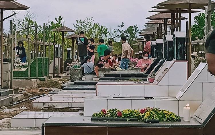 Sambut Paskah, Umat Kristiani Berziarah ke Makam