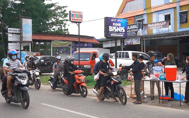 Menebar Berkah Ramadan, Klinik Bisnis Bagi-bagi Takjil