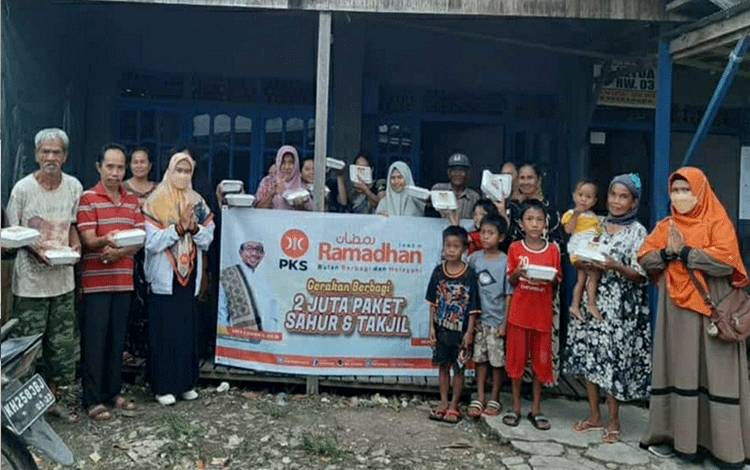 Legislator Kapuas dari PKS Bersama Kader Bagikan Takjil