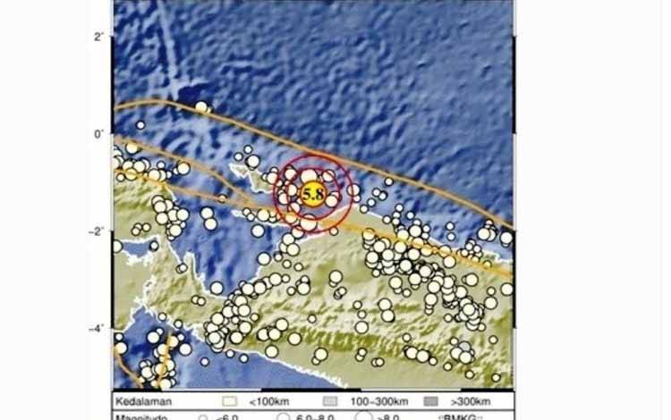 Warga Biak Berlarian Keluar Rumah Hindari Gempa Magnitudo 5,8