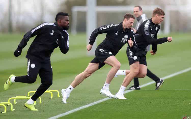 Jonny Evans Minta Leicester City Waspadai Newcastle United