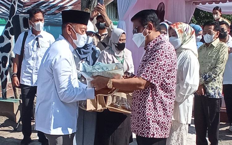 Zakat Harta Keluarga H Abdul Rasyid AS Dibagikan ke Kabupaten Kota di Kalteng