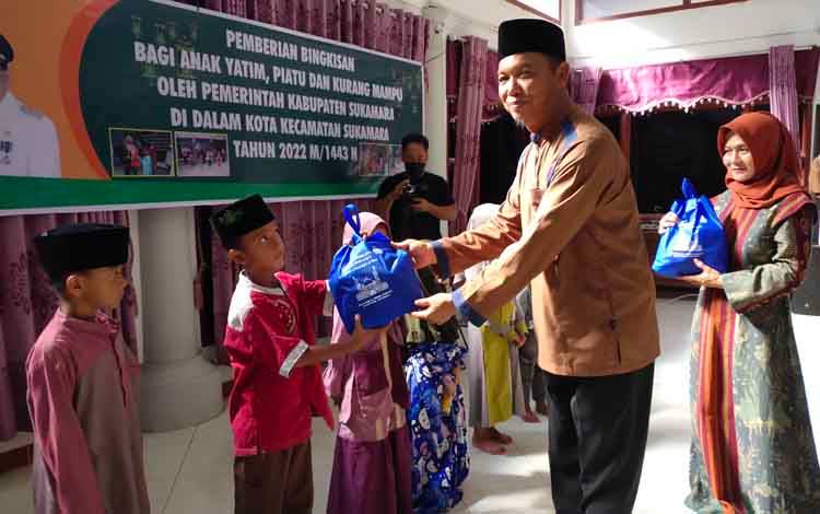 Pemkab Sukamara Serahkan Bingkisan kepada Anak Yatin Piatu dan Kurang Mampu