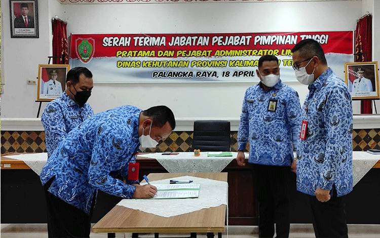 Asisten Ekbang Kalteng Pimpin Sertijab Kepala Dinas Kehutanan