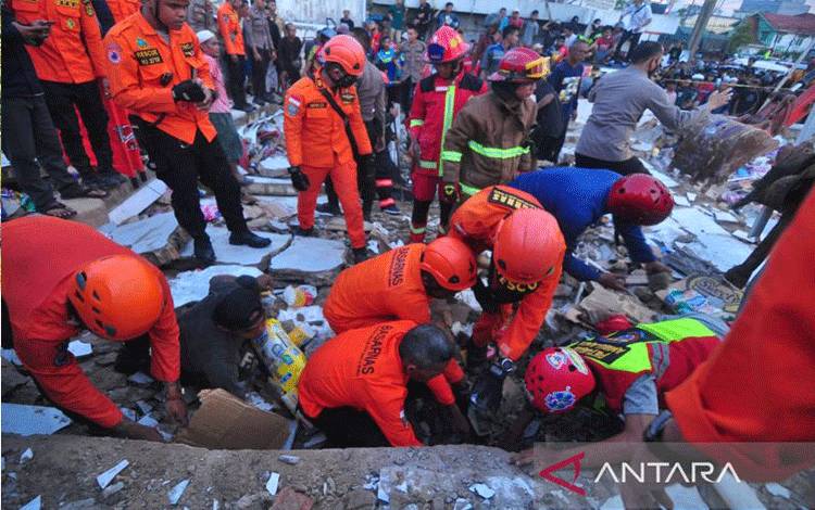 Belasan Korban Masih Terjebak di Alfamart yang Ambruk di Kalsel