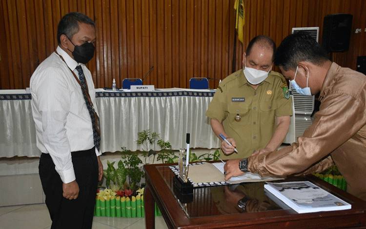Bupati Kapuas Teken Berita Acara Serah Terima Laporan Bantuan Keuangan Parpol