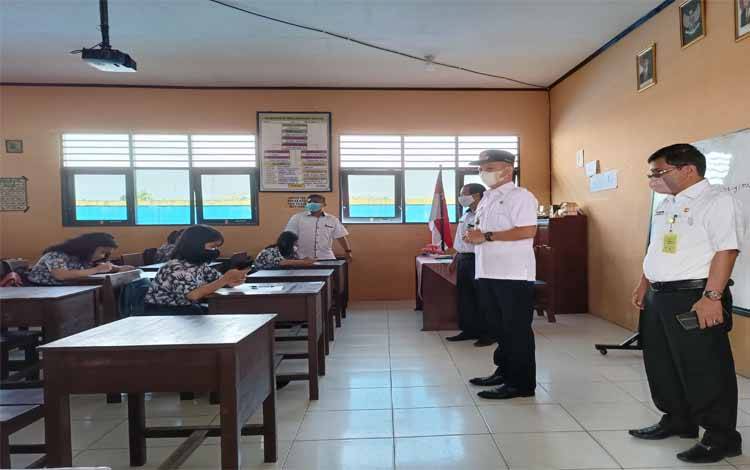 Tujuan Bupati Gunung Mas Meninjau Ujian Sekolah di SMPN 1 Kurun