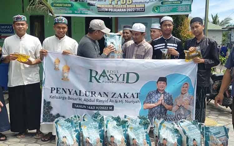 Zakat H Abdul Rasyid AS Mulai Dibagikan di Sampit