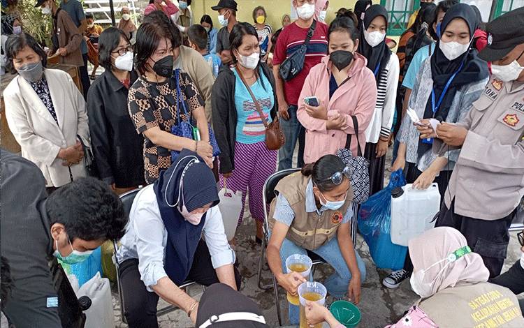 Warga Menteng Terima 13.540 Liter Minyak Goreng Murah