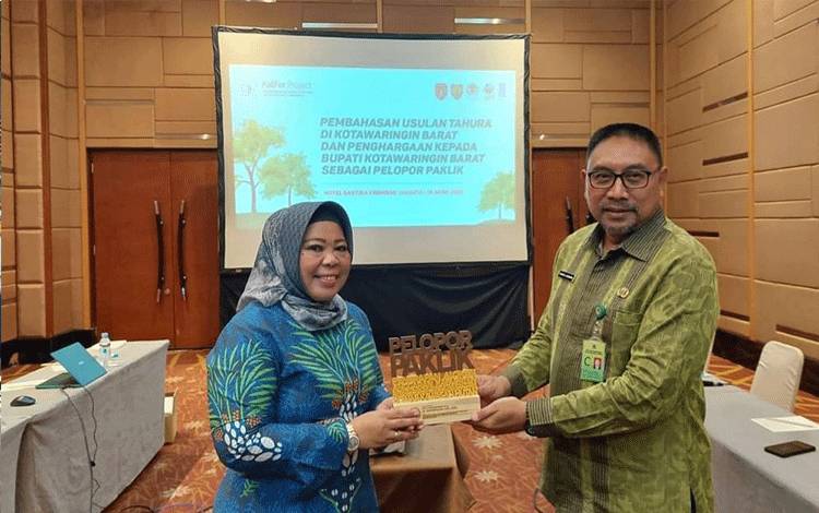 Bupati Kobar Menerima Penghargaan dari KLHK Sebagai Pelopor PAKLIK