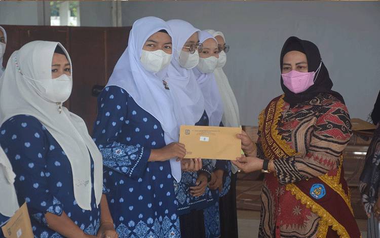Bunda PAUD Seruyan Serahkan Bantuan Untuk Guru PAUD