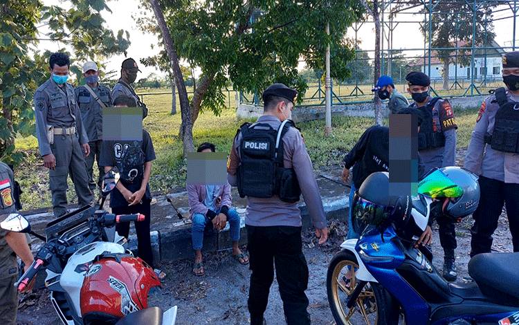 Sekelompok Pemuda Diduga Pesta Miras Dibubarkan Tim Gabungan