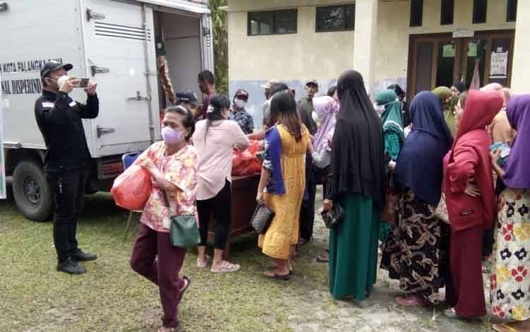 Warga Tumbang Tahai Antusias Beli Sembako Murah