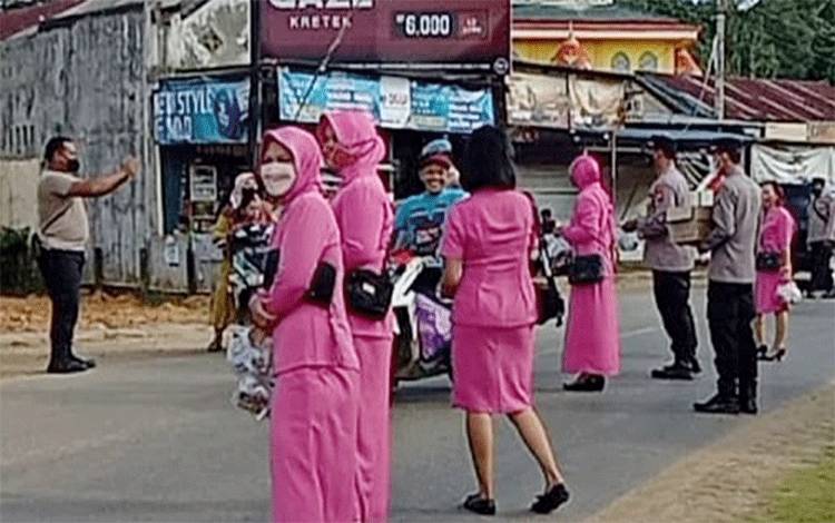 Polsek Dusun Tengah Berbagi Takjil Jelang Buka Puasa