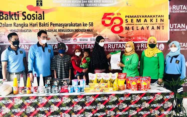Rutan Tamiang Layang Berbagi Kebutuhan Pokok dengan Masyarakat Sekitar