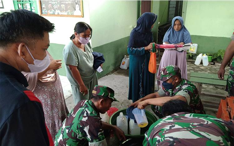 Warga Kasongan dan Kereng Pangi Gembira Beli Minyak Goreng Murah dari PT CBU