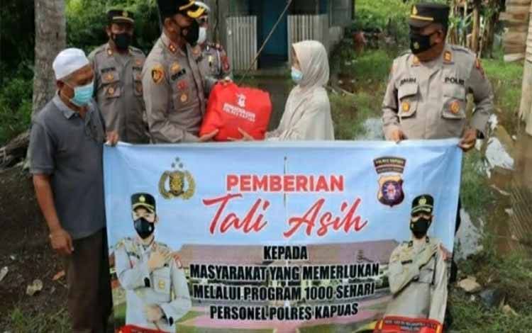 Kapolres Kapuas Salurkan Sembako kepada Warga dari Program 1.000 Sehari