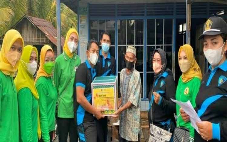 Sambangi Purna Pegawai dan Warga, Rutan Kapuas Lakukan Bakti Sosial