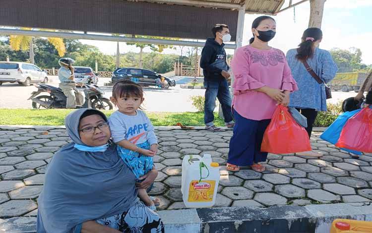 Pelaku UMKM Gumas: Terima Kasih Banyak pada PT CBU atas Penjualan Minyak Goreng Murahnya