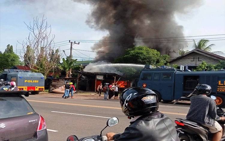 Diduga Tabung Gas Bocor, Bengkel Ban di Palangka Raya Terbakar