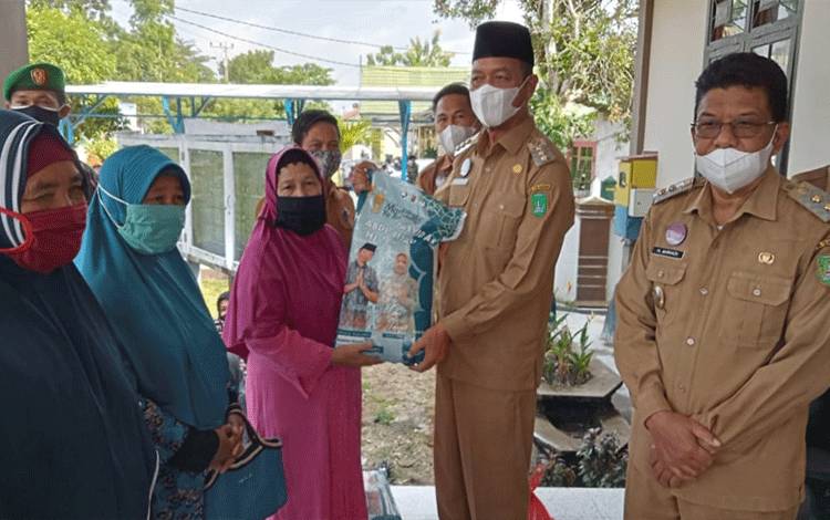 Bupati Sukamara Salurkan Zakat H Abdul Rasyid AS