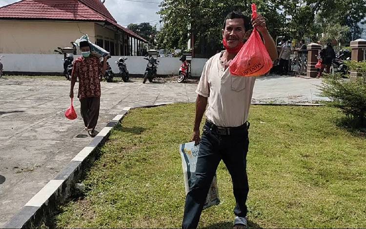 700 Warga Sukamara Terima Zakat H Abdul Rasyid AS