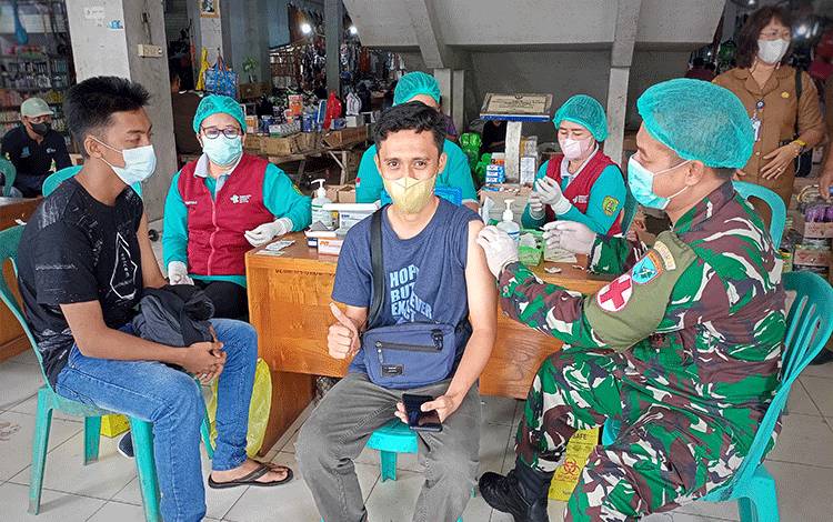 Kodim Buntok Gelar Vaksinasi On The Spot di Pasar Tamiang Layang