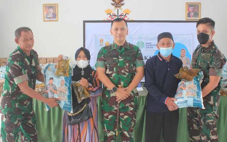 Warga di Pelabuhan Rambang Palangka Raya Terima Zakat dari H Abdul Rasyid