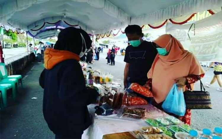Direktur RSUD Kapuas Kunjungi Pasar Ramadan, Dukung Pertumbuhan UMKM