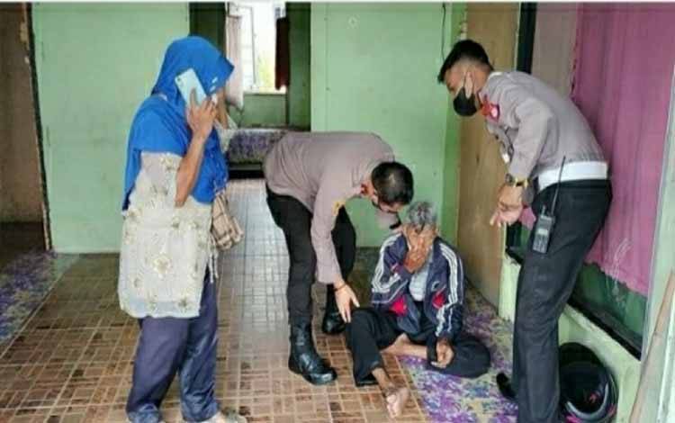 Melihat Warga Alami Kecelakaan, Wakapolres Kapuas Turun Langsung Membantu