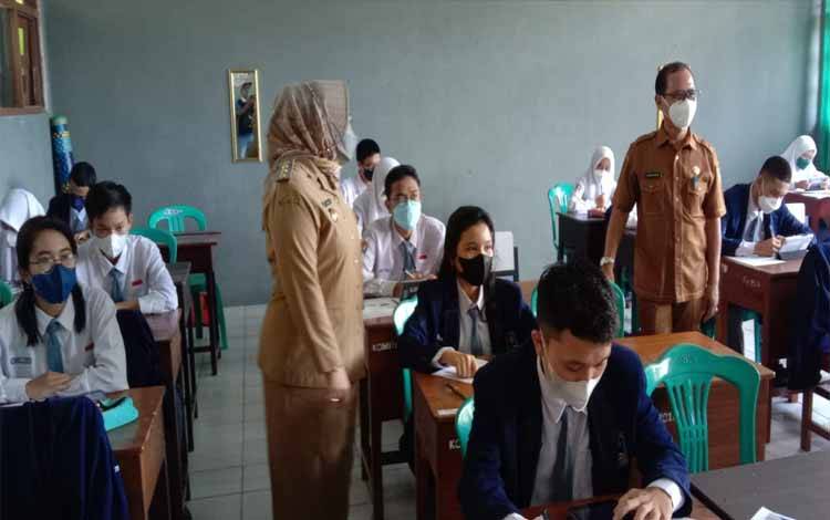 Tinjau Ujian SMA Sederajat, Bupati Kobar Harapkan Pelajar Dapat Lulus dengan Nilai Baik