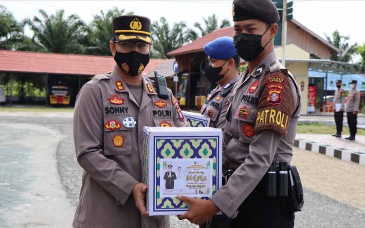 Kapolres Katingan Serahkan Parcel untuk Personel