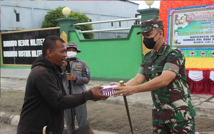 Berbagi Berkah, Dandim Palangka Raya Bagikan Takjil Kepada Masyarakat