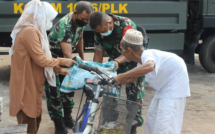 Kodim Palangka Raya Salurkan Zakat Keluarga Besar H Abdul Rasyid di Kalampangan