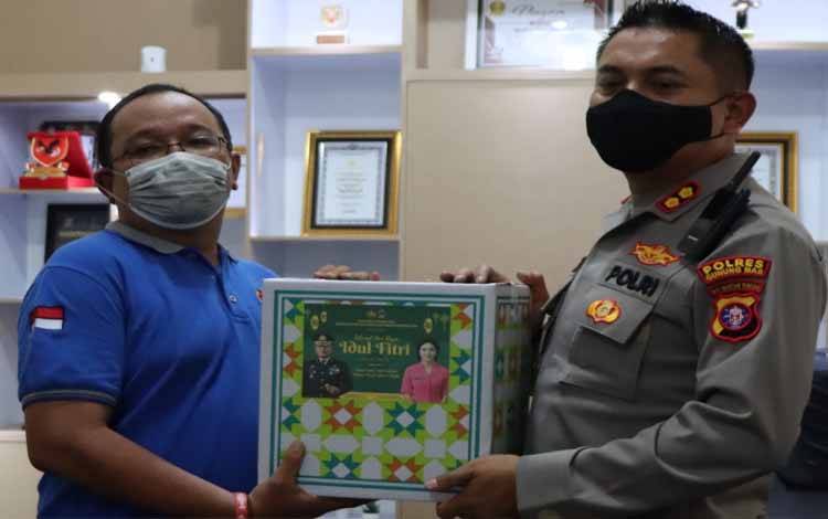 Polres Gunung Mas Beri Bingkisan Lebaran kepada Awak Media