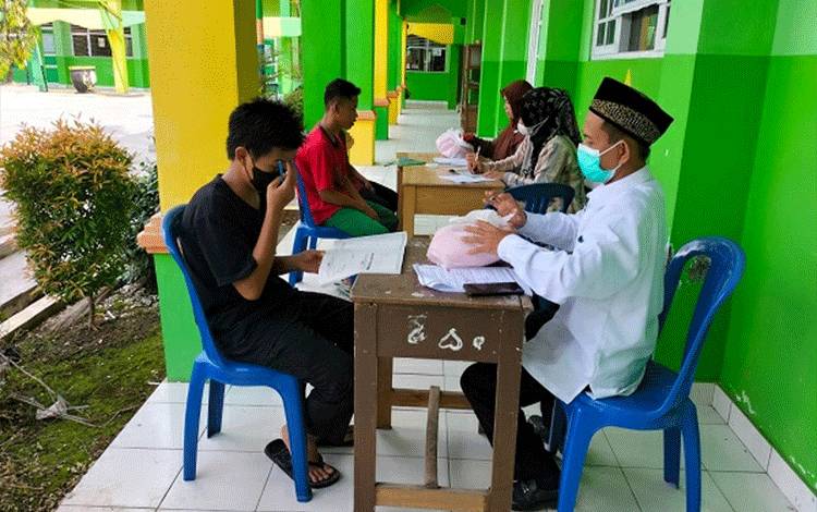 Bentuk Karakter Peserta Didik, MTsN 1 Kapuas Terima Zakat Fitrah