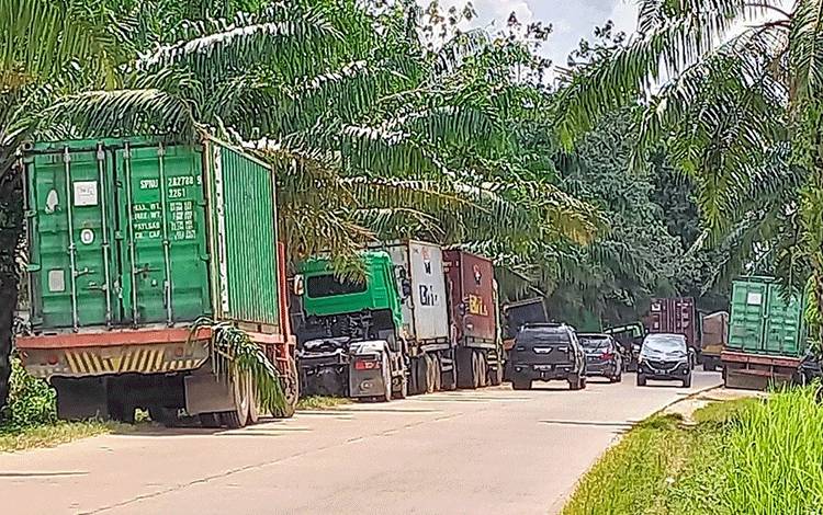Warga Keluhkan Truk Kontainer Parkir di Bahu Jalan Sekitar Bundaran KB Sampit