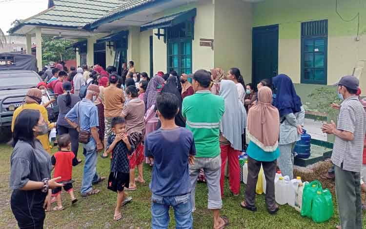 Begini Tanggapan Warga Tamiang Layang Atas Operasi Pasar Minyak Goreng Curah CBI Group dan TNI