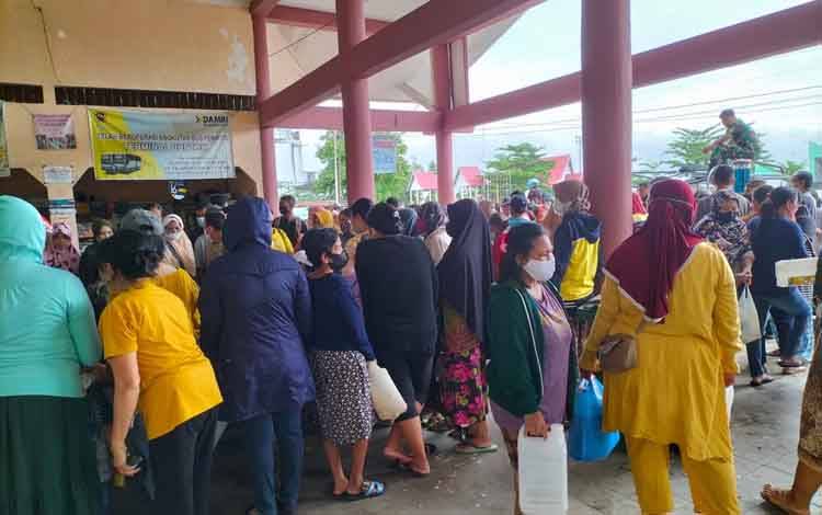 Warga Kota Buntok Antusias Beli Minyak Goreng Murah dari PT CBU