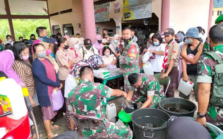 Dandim 1012 Buntok Pimpin Penyaluran Minyak Goreng Murah PT CBU