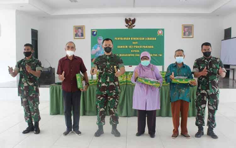 Dandim Palangka Raya Salurkan Bingkisan Lebaran dari Danrem