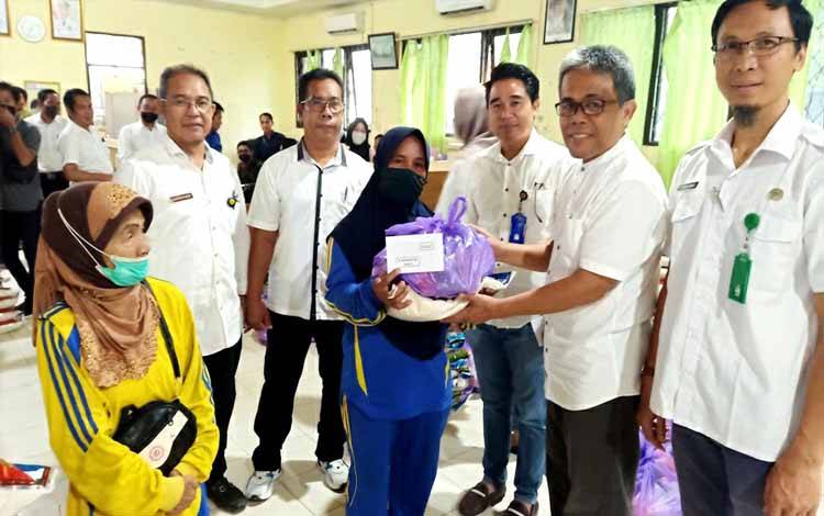 Bupati Barito Utara Serahkan Bantuan Paket Sembako kepada Petugas Kebersihan