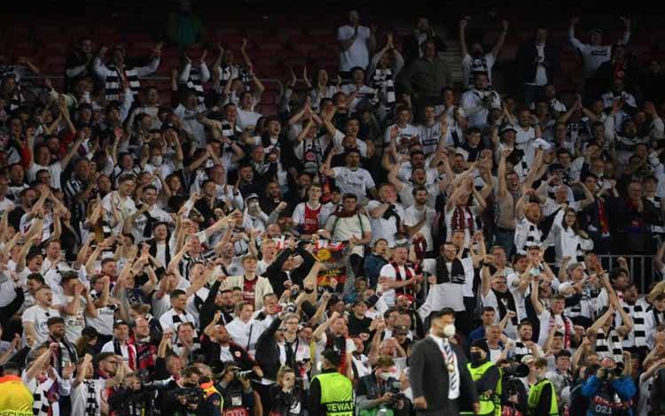 Suporter Eintracht Bersiap Banjiri Kandang West Ham
