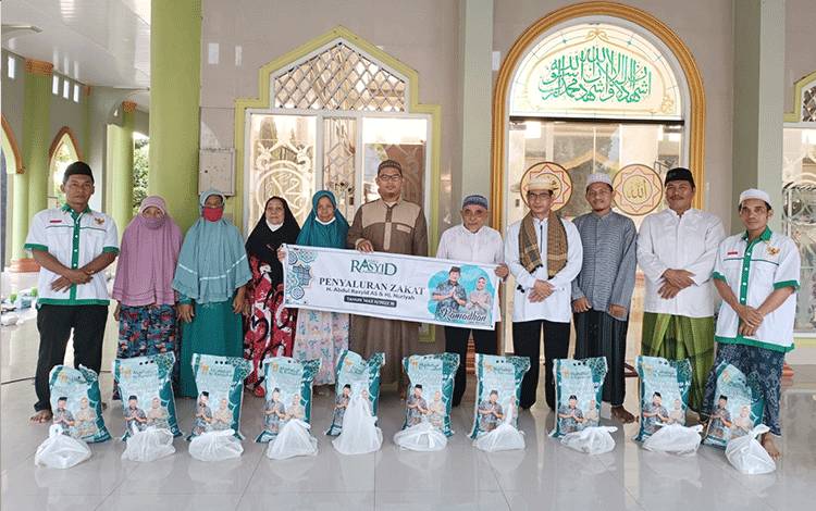 Zakat H Abdul Rasyid AS juga Dibagikan untuk Masyarakat Gunung Mas