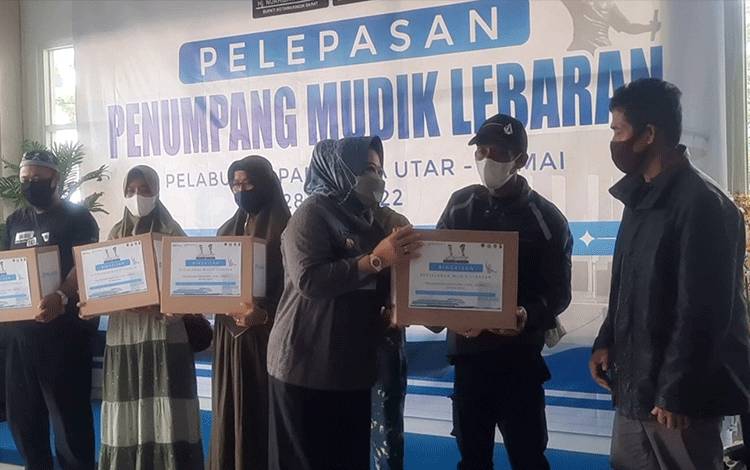 Lepas Pemudik, Bupati Kobar Doakan Penumpang Lancar dan Selamat Sampai Tujuan