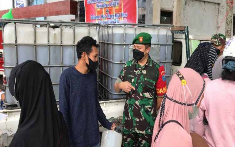 Kodim Kuala Kapuas Salurkan Minyak Goreng Murah di Empat Titik Lokasi
