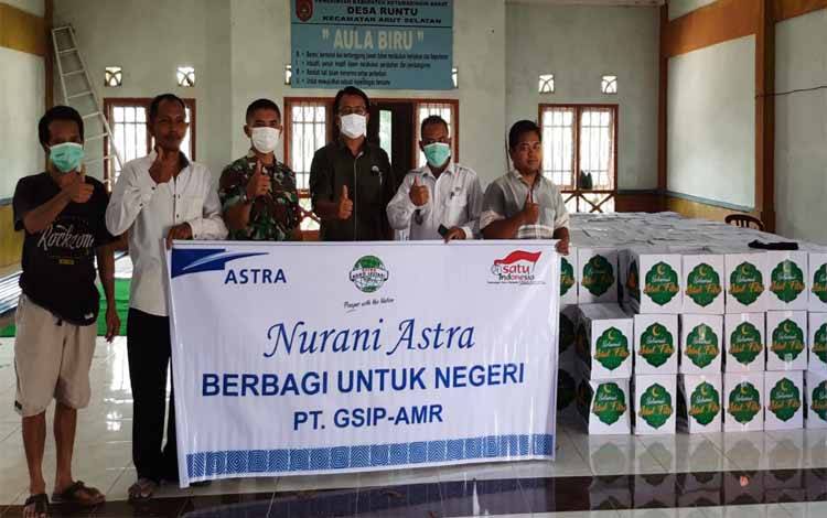 Sambut Idul Fitri 1443 H, PT GSIP - AMR Berikan Paket Sembako kepada Warga Desa Runtu