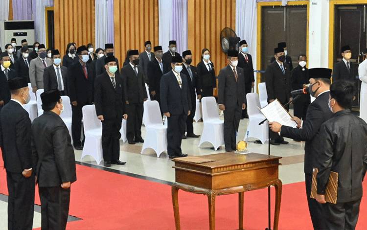 Jelang Libur Idul Fitri, Bupati Lamandau Lantik 98 Pejabat